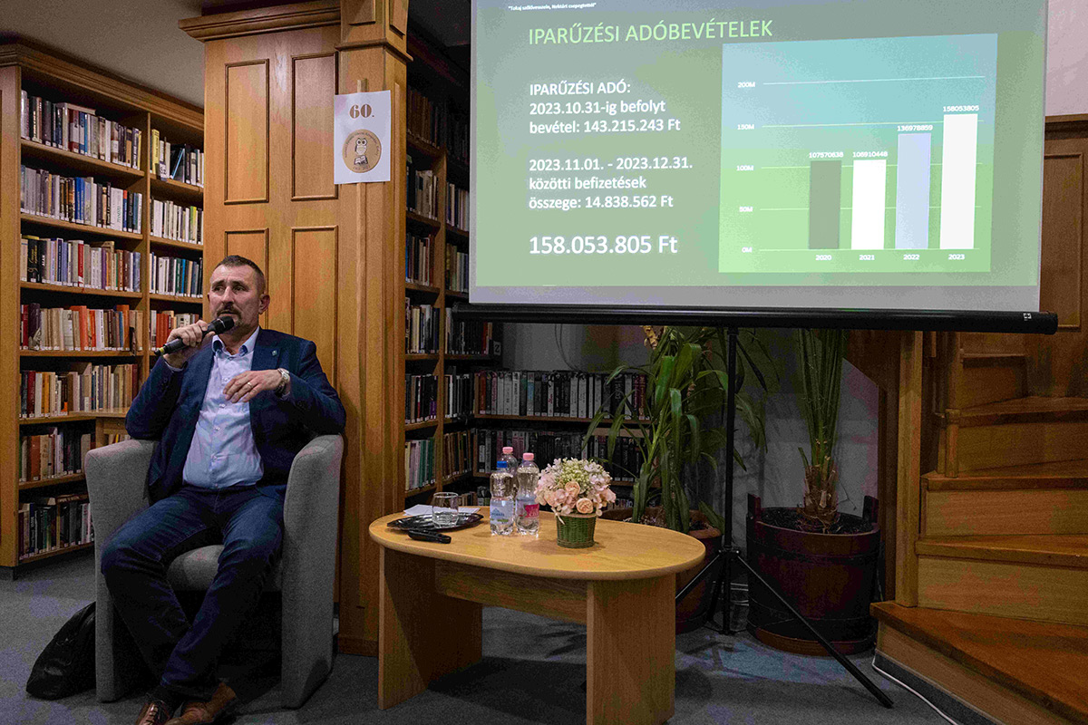 hetfo este a konyvtarban 01