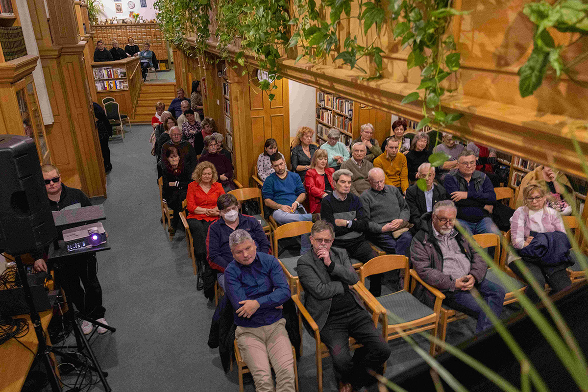 hetfo este a konyvtarban 02