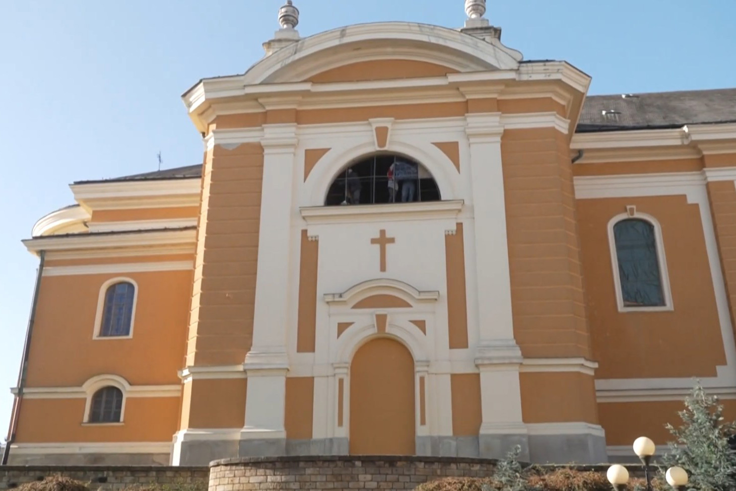 Sátoraljaújhely: Megújulnak a katolikus templom üvegablakai