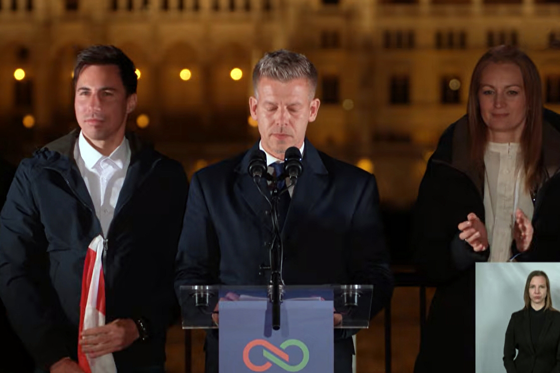 „A Tisza-kormány minden magyart képviselni fog” | Magyar Péter győzelmi beszéde a Bem rakparton